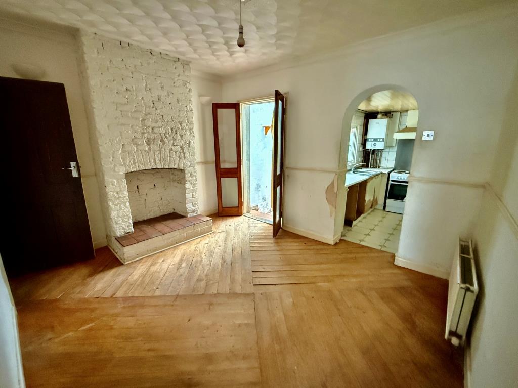 Lot: 133 - MID-TERRACE HOUSE FOR REFURBISHMENT - Dining room